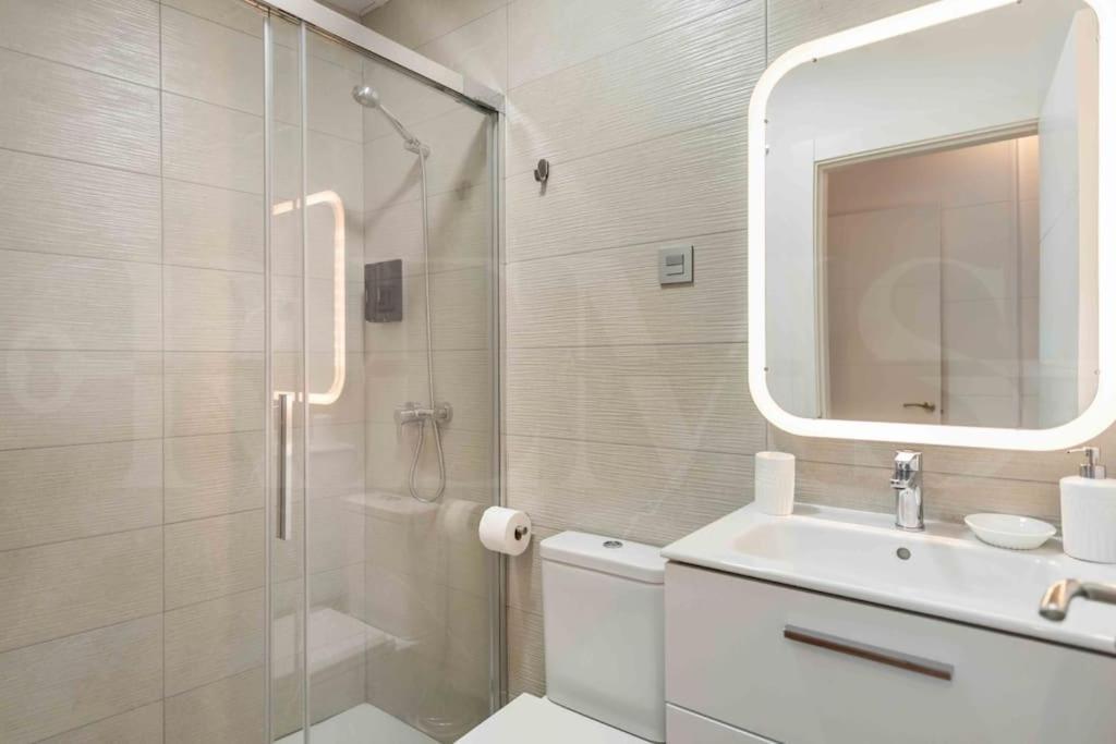 Fresh & Stylish Apartment With Parking By Rems Málaga Eksteriør billede