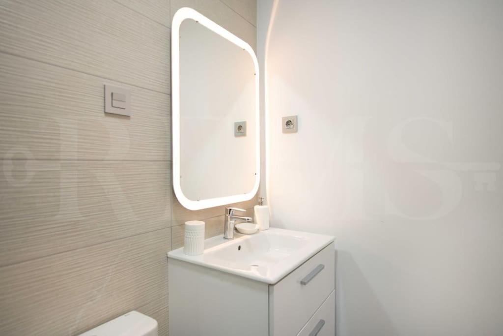 Fresh & Stylish Apartment With Parking By Rems Málaga Eksteriør billede
