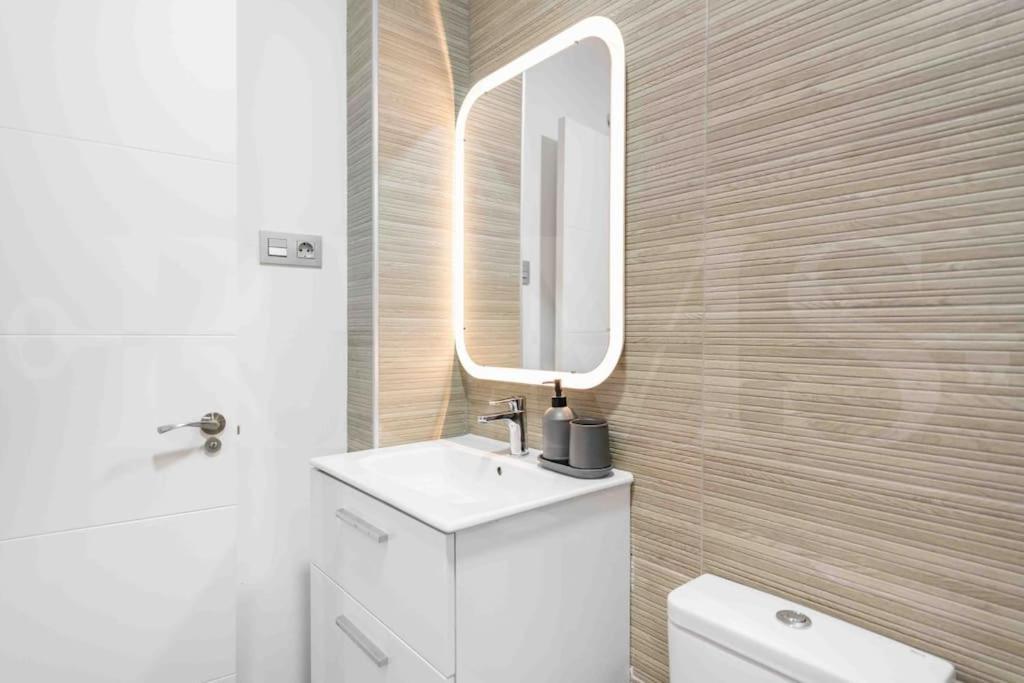Fresh & Stylish Apartment With Parking By Rems Málaga Eksteriør billede